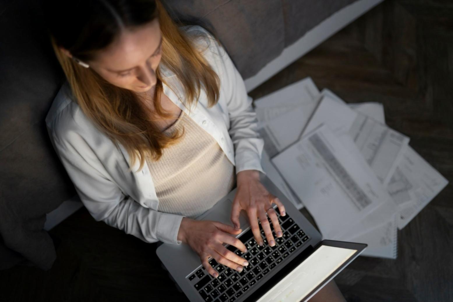 Estudiantes colaborando en análisis financiero mediante plataformas digitales